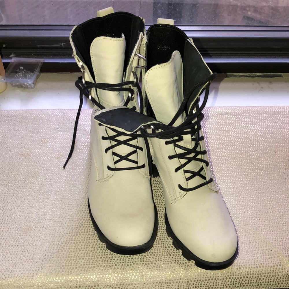 Never worn Sorel Phoenix lace boot